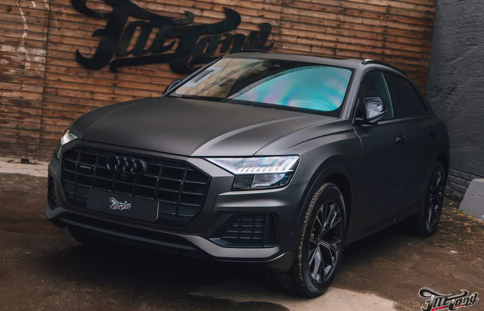 Оклеили Audi Q8 серым матовым полиуретаном, установили усиленные тормозные диски и колодки, окрасили суппорта, сделали антихром, произвели комплекс детейлинг-услуг